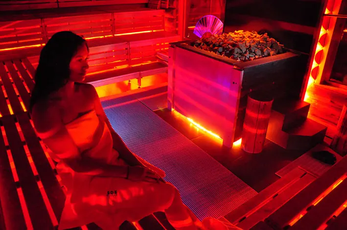 Houten banja sauna met hete stenen